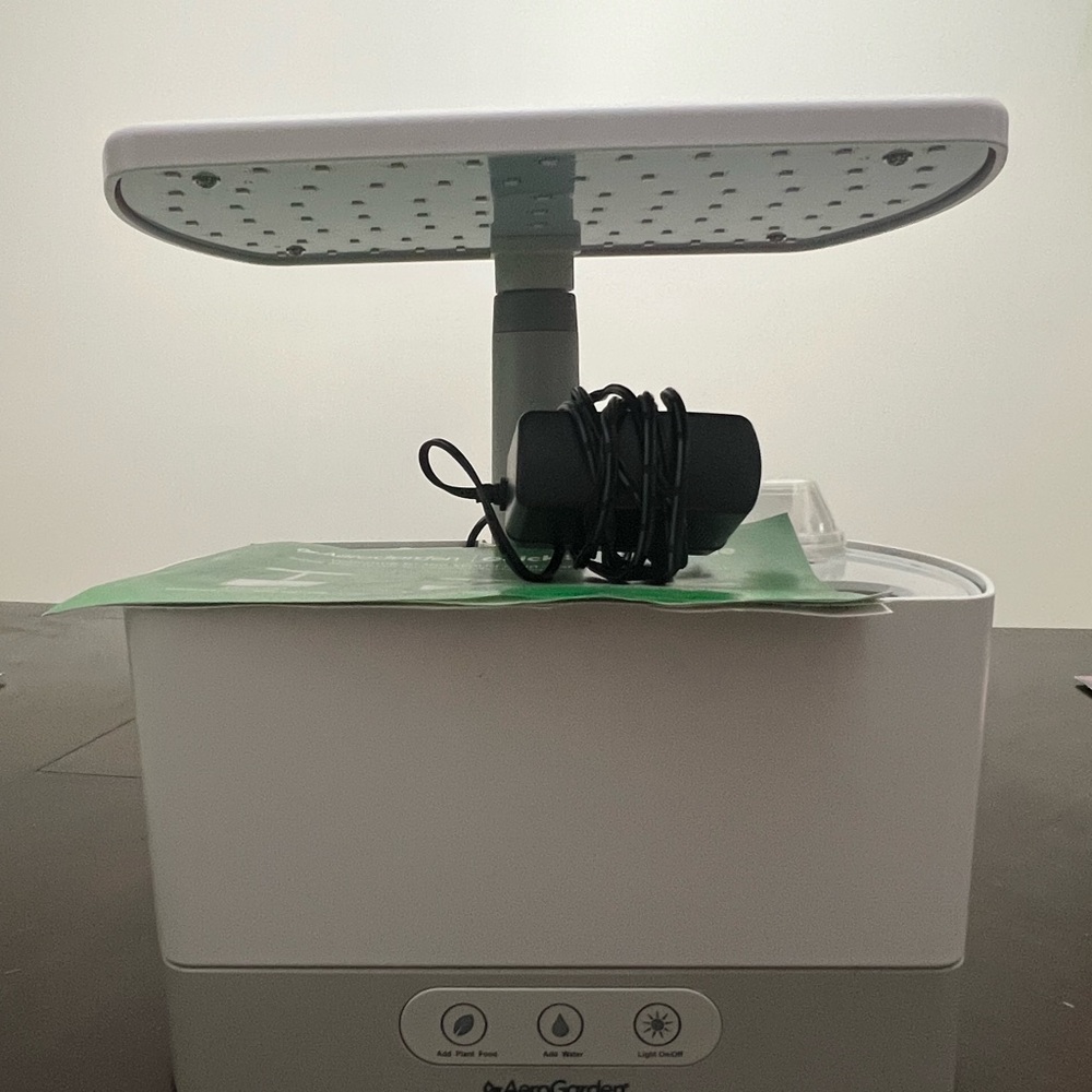 AeroGarden Harvest -White-good used condition-fresh herbs all year!